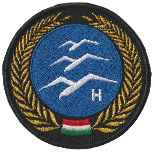 Embroidered Gold gliding patch with a gold-coloured wreath and Hungarian flag